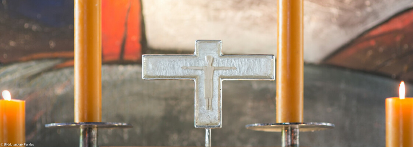 Altarkreuz und Bibel