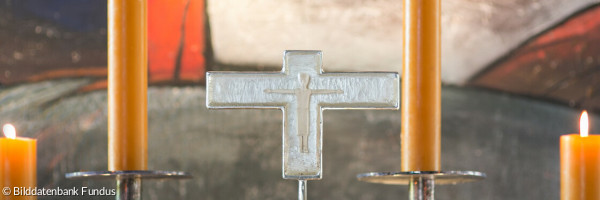 Altarkreuz und Bibel