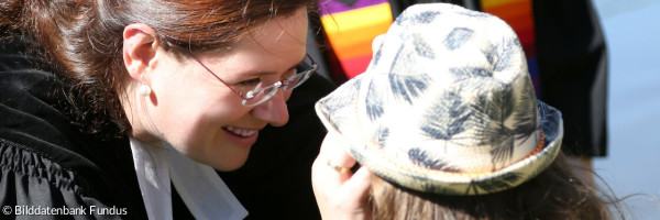 Kind bekommt Segen